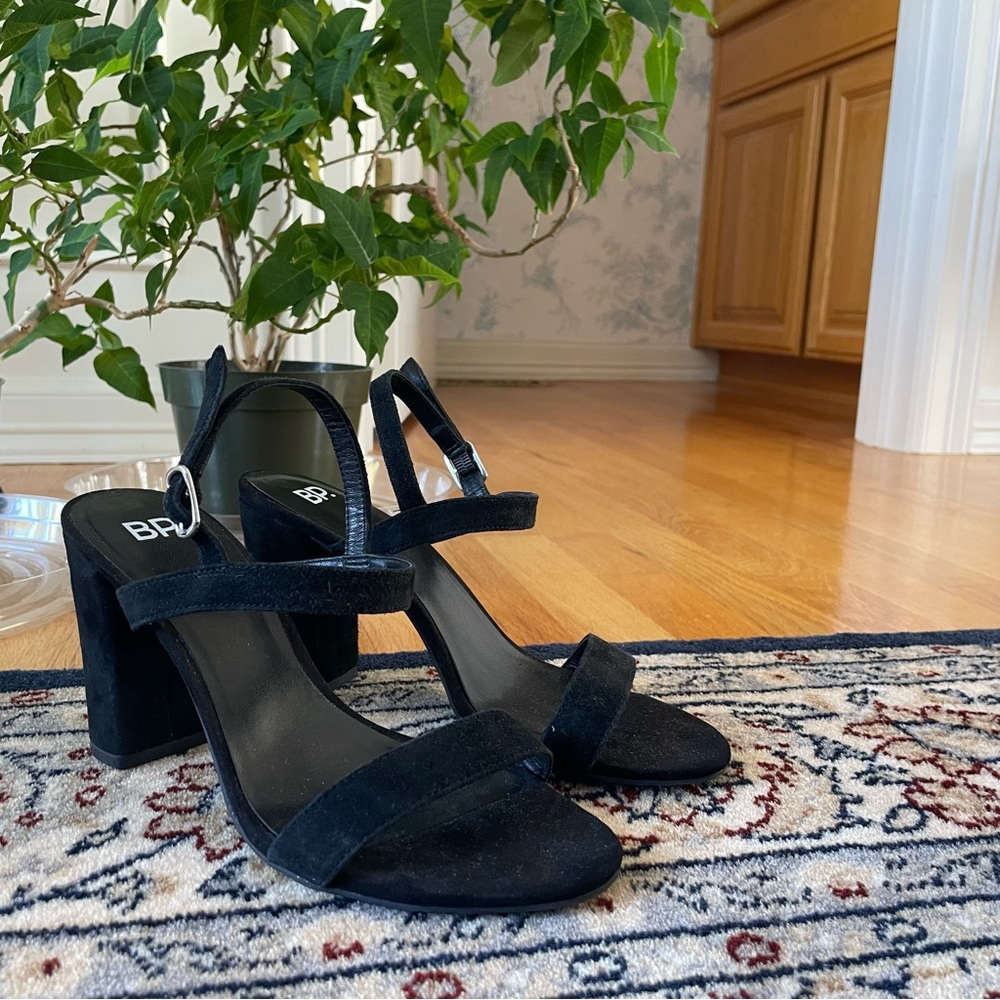 black sandal heels !!